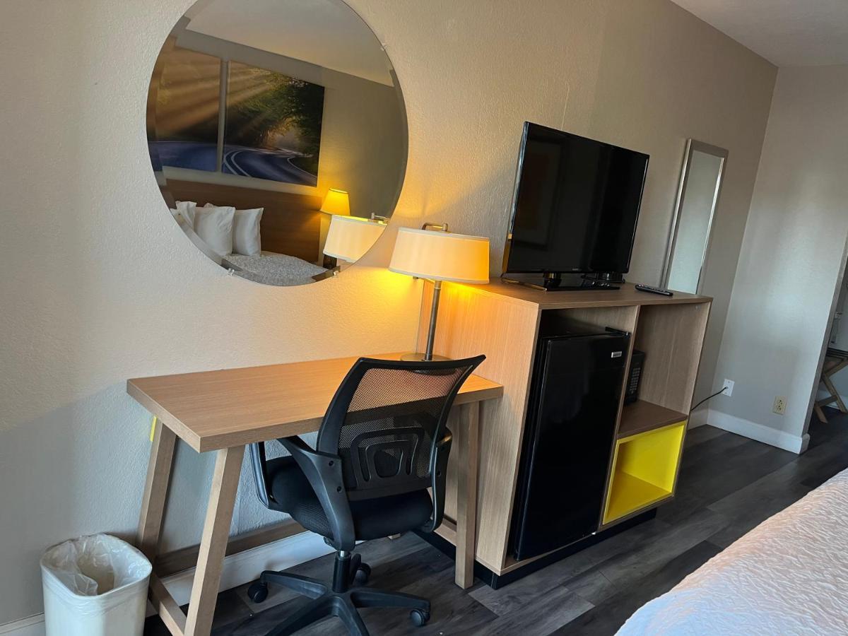 Days Inn & Suites By Wyndham Dayton North Dış mekan fotoğraf
