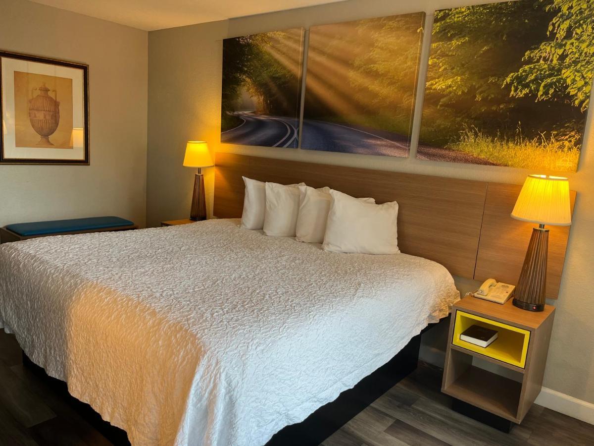 Days Inn & Suites By Wyndham Dayton North Dış mekan fotoğraf