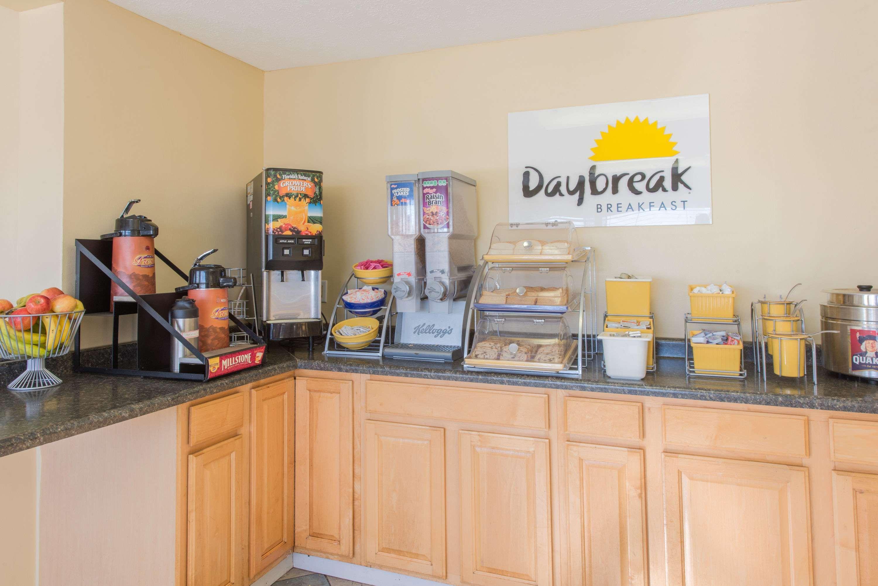 Days Inn & Suites By Wyndham Dayton North Dış mekan fotoğraf