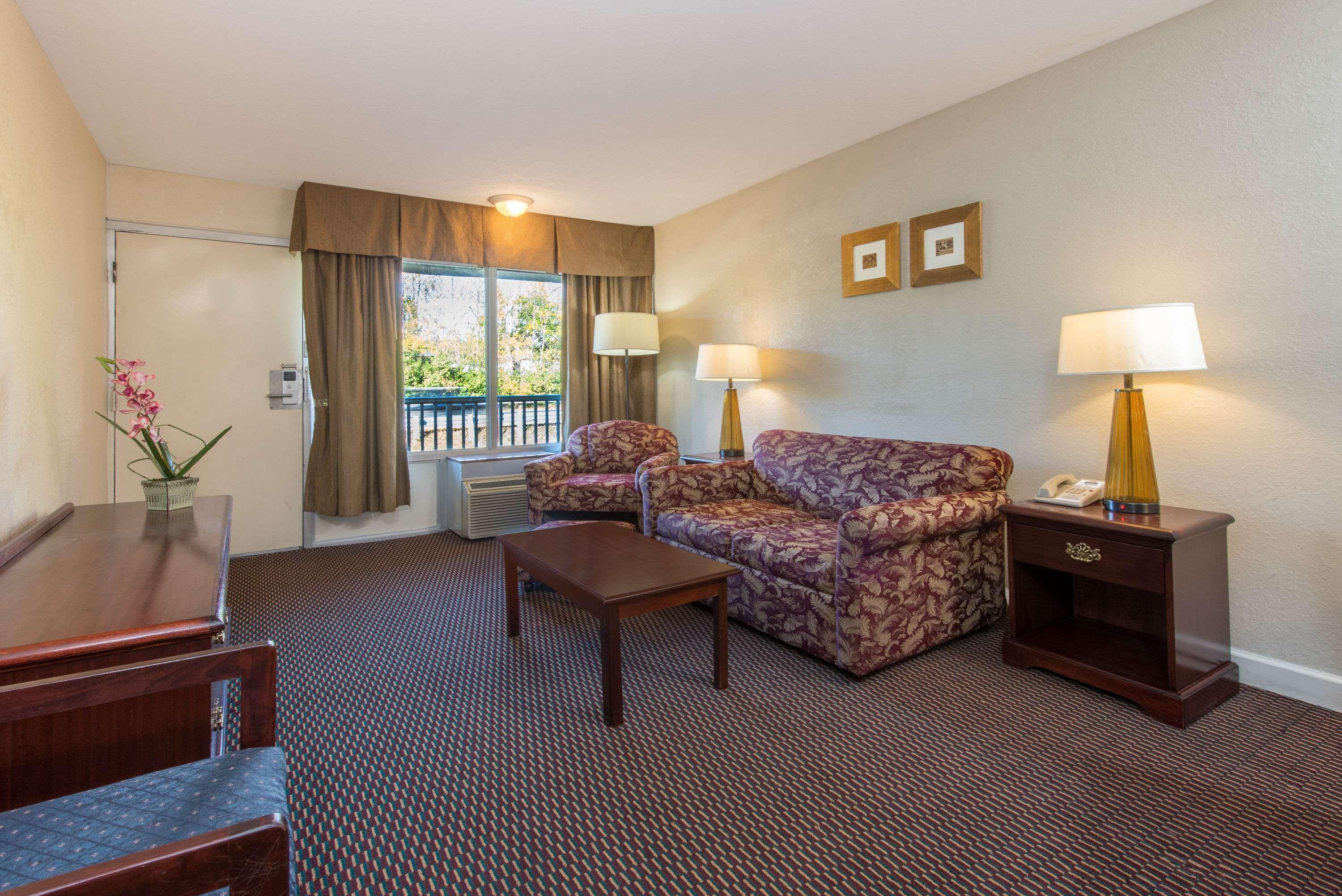 Days Inn & Suites By Wyndham Dayton North Dış mekan fotoğraf