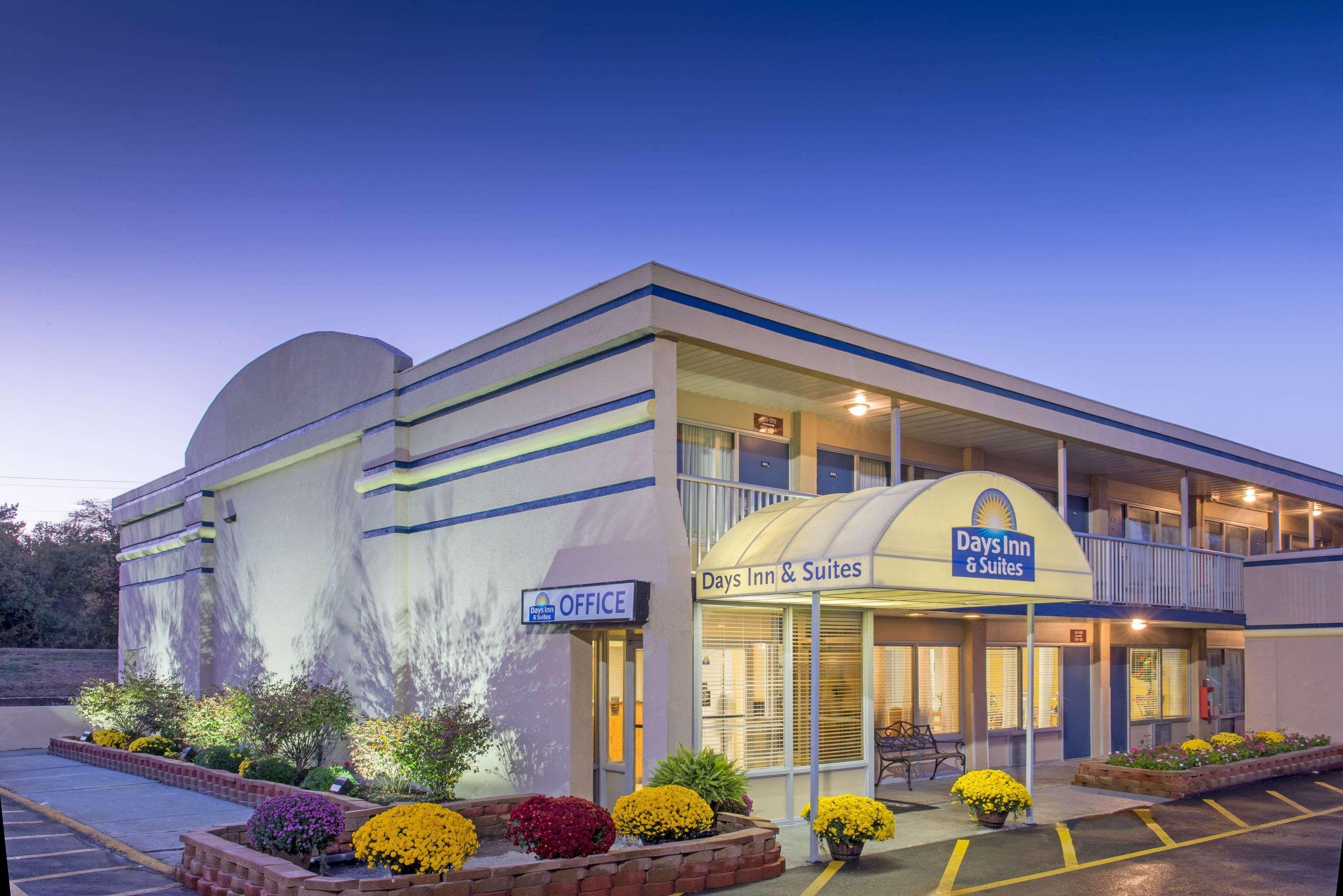 Days Inn & Suites By Wyndham Dayton North Dış mekan fotoğraf