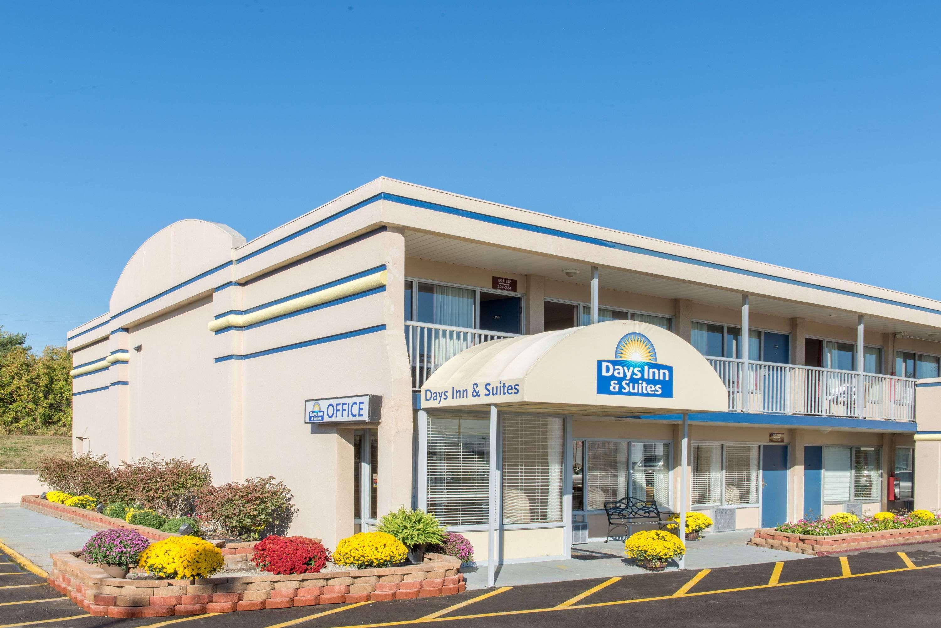 Days Inn & Suites By Wyndham Dayton North Dış mekan fotoğraf