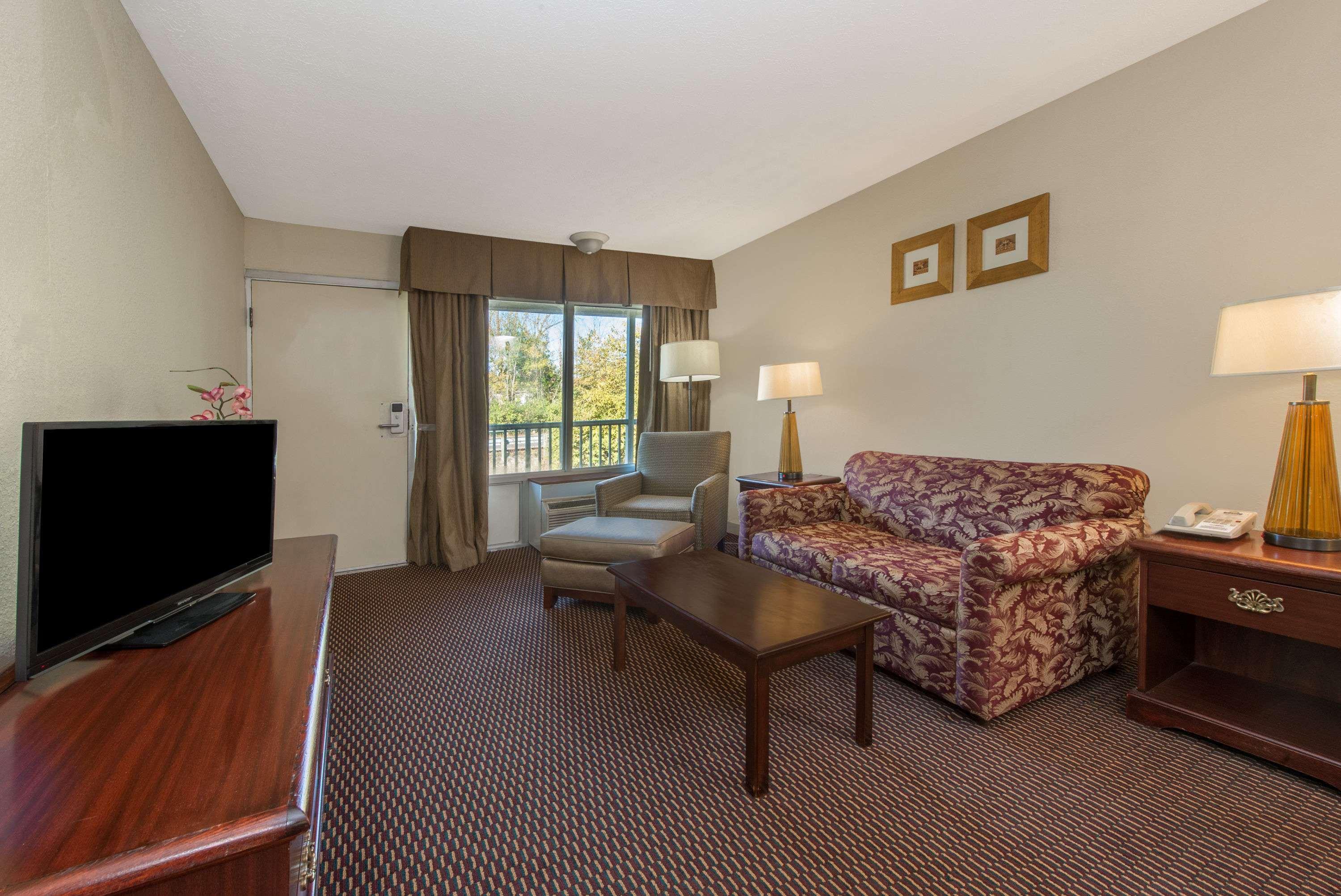 Days Inn & Suites By Wyndham Dayton North Dış mekan fotoğraf
