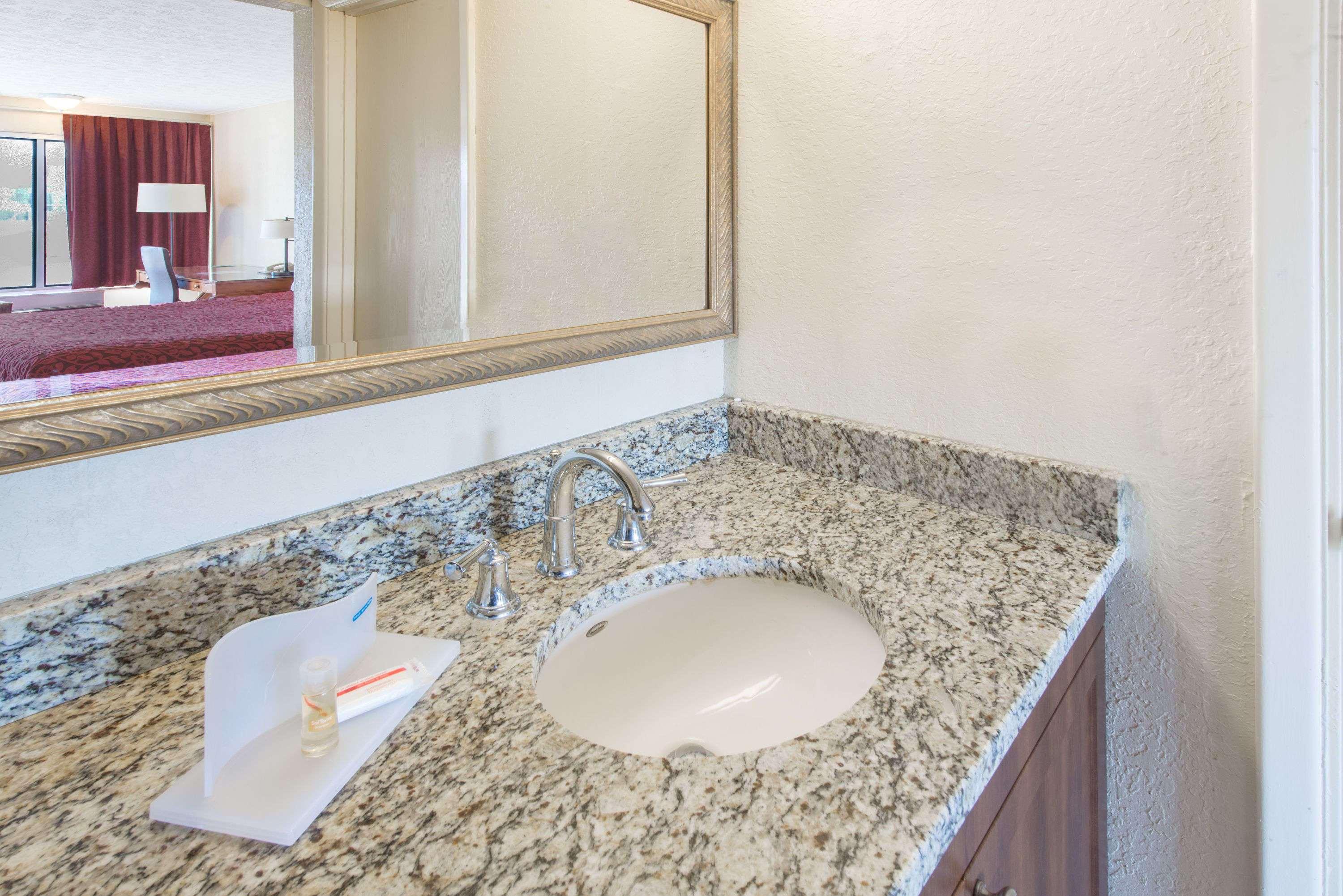Days Inn & Suites By Wyndham Dayton North Dış mekan fotoğraf